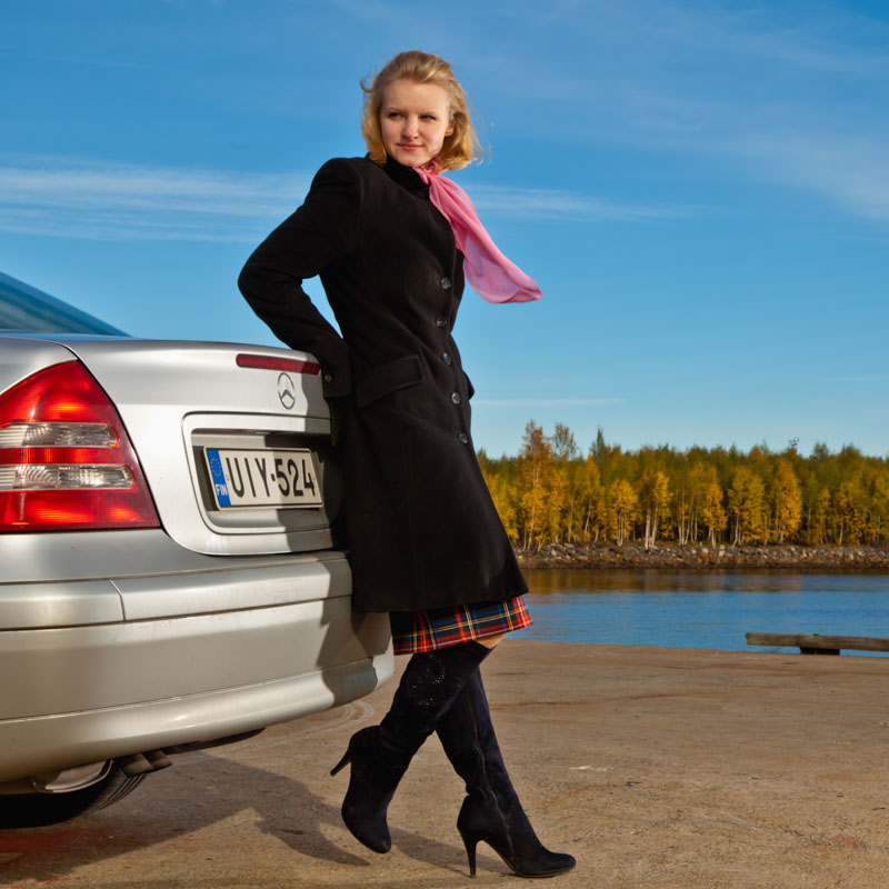 Tfp oulu nainen nojaa autoon