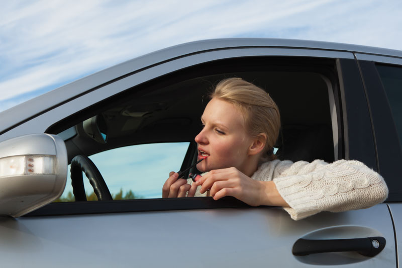 Tfp oulu nainen meikkaa autossa