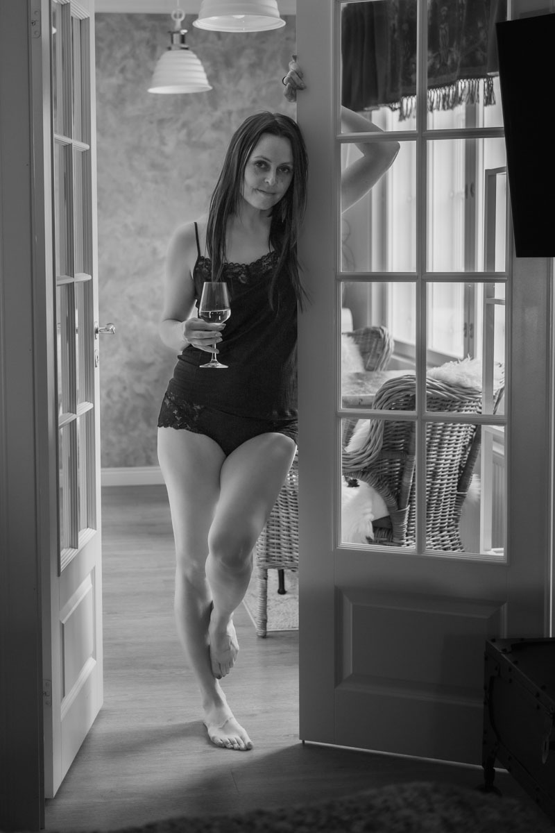 Boudoir nainen nojaa oveen
