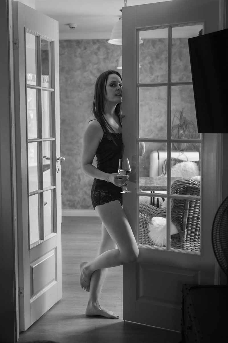 Boudoir nainen nojaa oveen