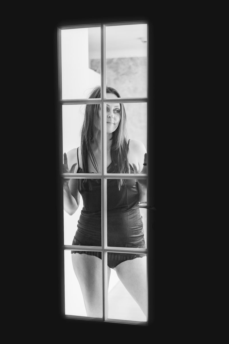 Boudoir nainen lasin takana