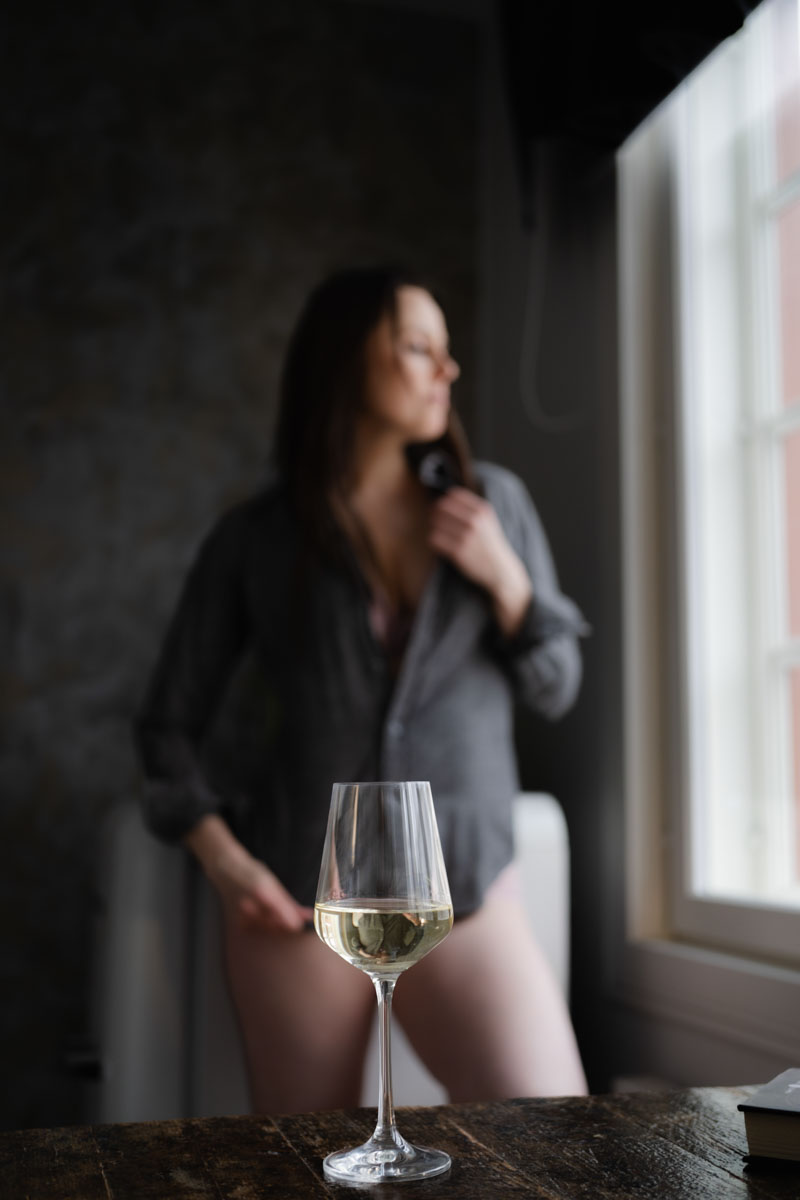 Boudoir nainen ikkunan luona