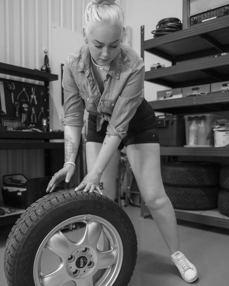 Tfp oulu autotalli nainen garagegirl rengas mustavalkoinen
