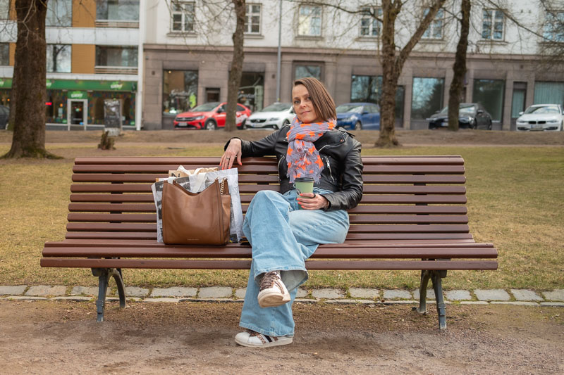 Tfp jyväskylä nainen puiston penkillä