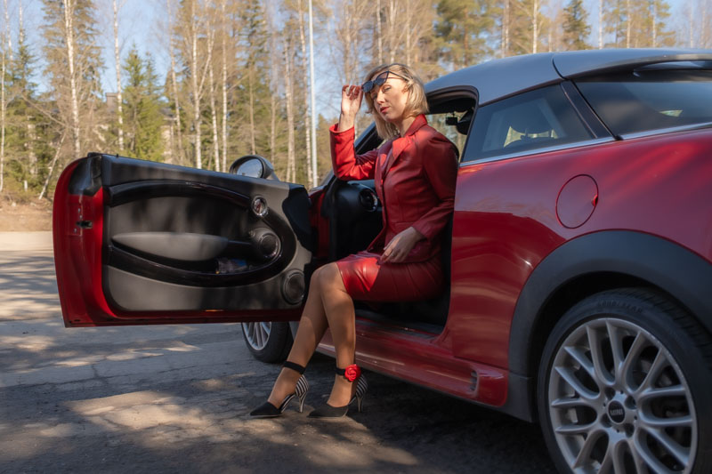 Tfp kuopio nainen nousee autosta