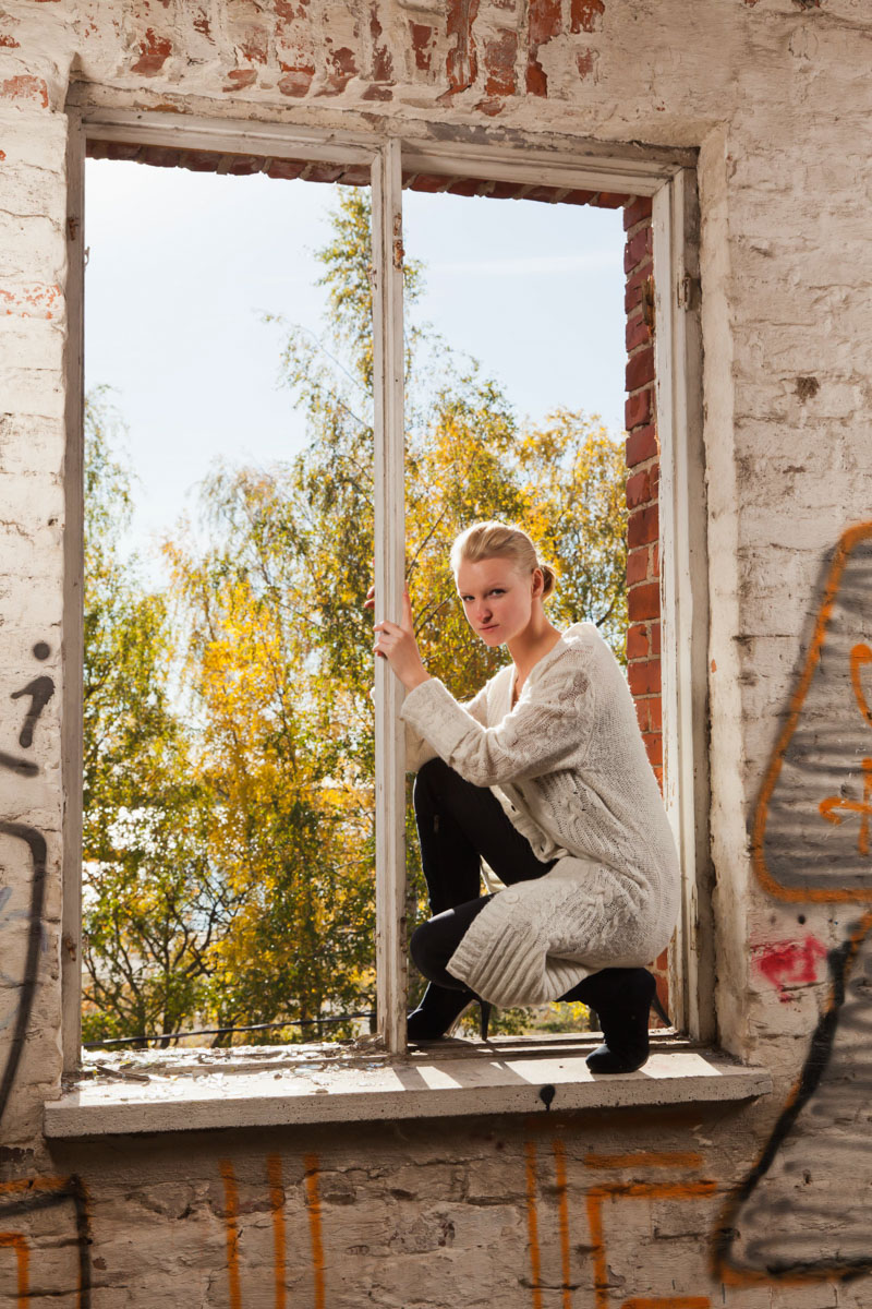 Tfp oulu nainen ikkunalaudalla