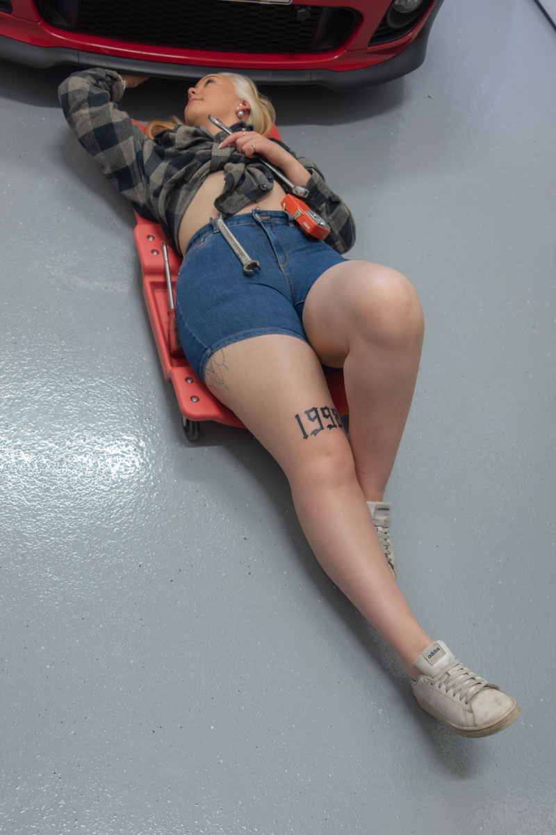 Tfp oulu autotalli nainen garagegirl huoltoalusta