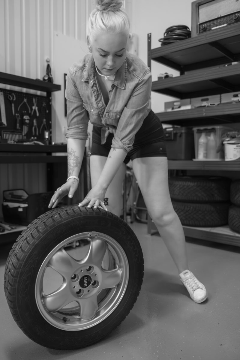 Tfp oulu autotalli nainen garagegirl rengas mustavalkoinen