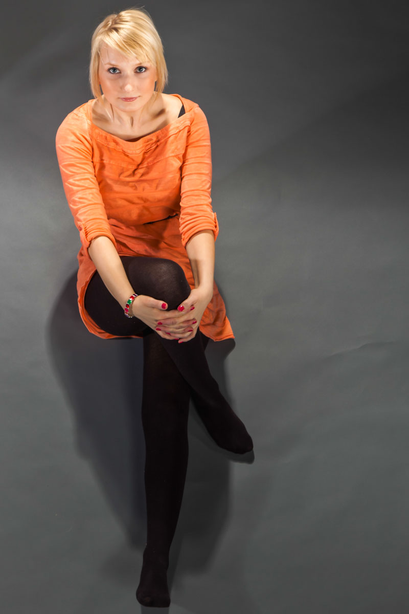 01_1104120020 tfp oulu studio nainen oranssimekko