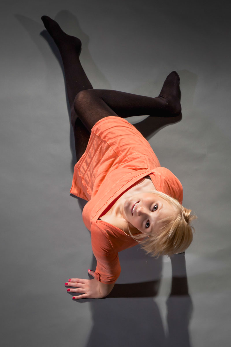 01_1104120032 tfp oulu studio nainen oranssimekko