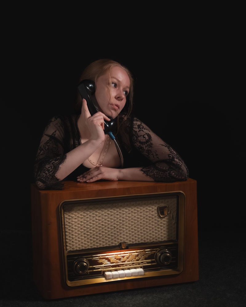 Tfp kuvaukset oulu nainen nojaa putkiradioon